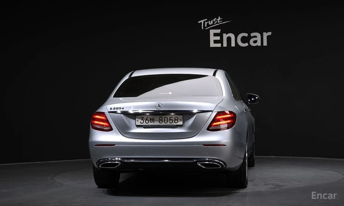 Mercedes-Benz E 220, снимка 4 - Автомобили и джипове - 54369439