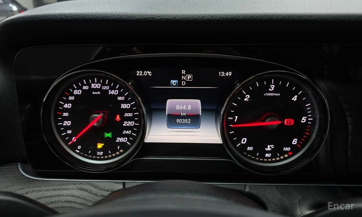 Mercedes-Benz E 220, снимка 8 - Автомобили и джипове - 54369439