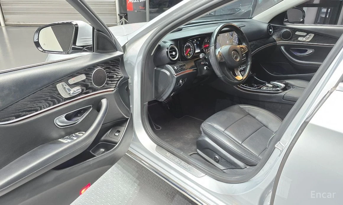 Mercedes-Benz E 220, снимка 10 - Автомобили и джипове - 54369439