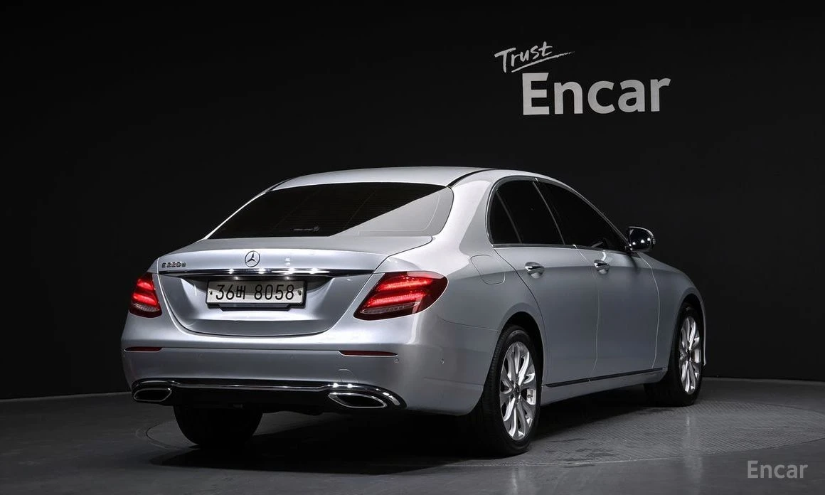 Mercedes-Benz E 220, снимка 2 - Автомобили и джипове - 54369439