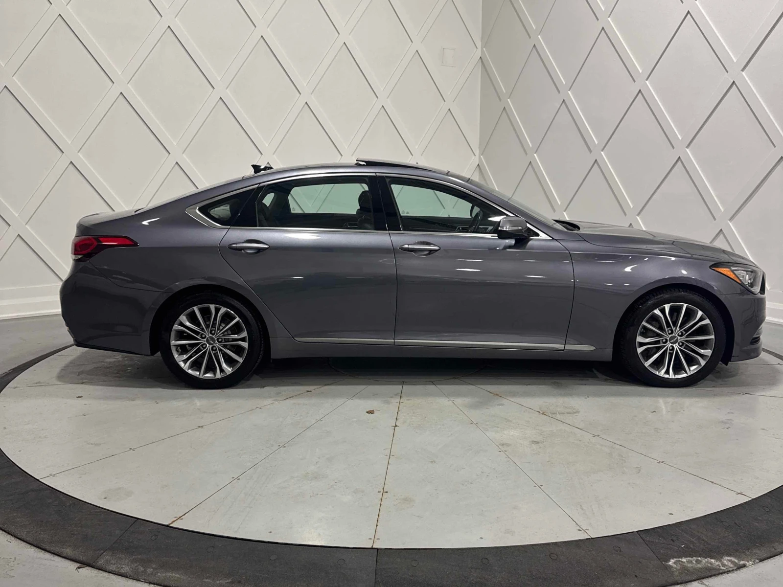 Hyundai Genesis * Luxury * АВТОКРЕДИТ БЕЗ ПЪРВОНАЧАЛНА ВНОСКА* , снимка 3 - Автомобили и джипове - 55959164