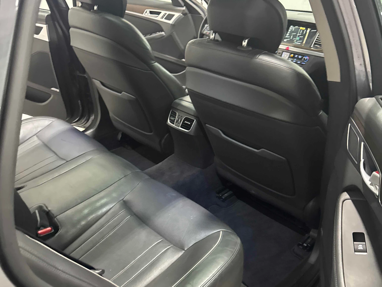 Hyundai Genesis * Luxury * АВТОКРЕДИТ БЕЗ ПЪРВОНАЧАЛНА ВНОСКА* , снимка 17 - Автомобили и джипове - 55959164