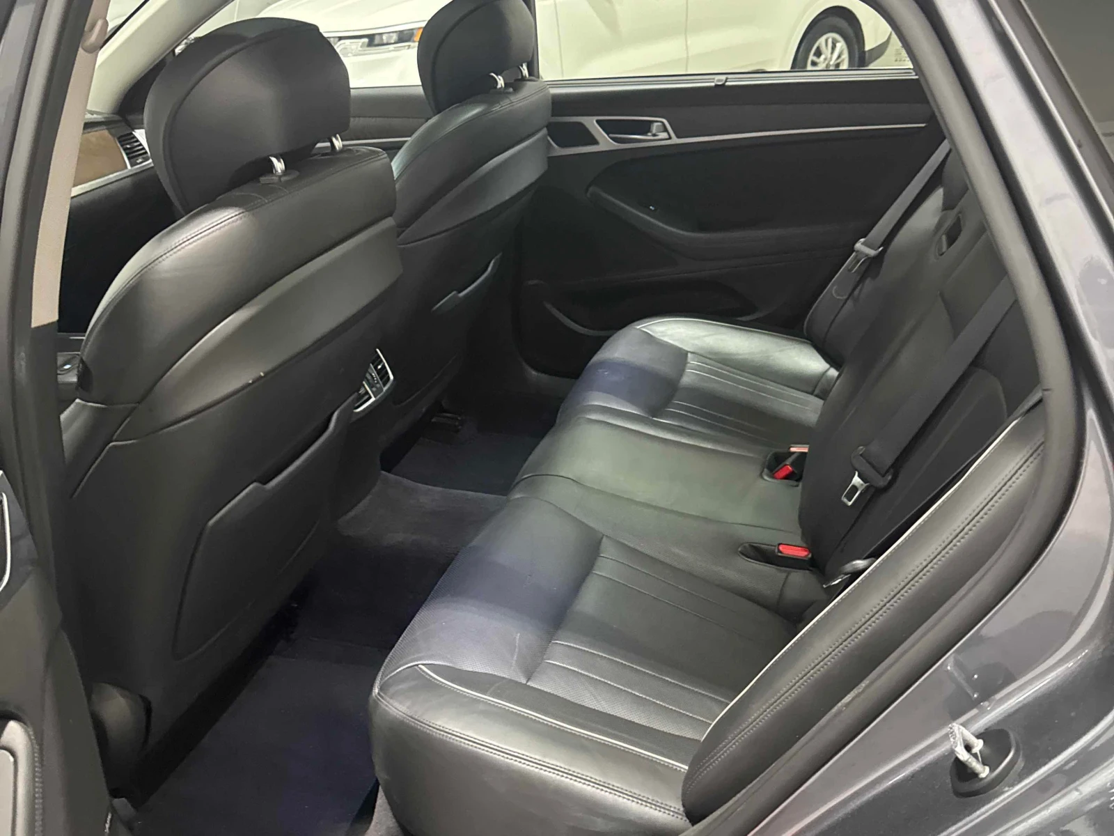 Hyundai Genesis * Luxury * АВТОКРЕДИТ БЕЗ ПЪРВОНАЧАЛНА ВНОСКА* , снимка 15 - Автомобили и джипове - 55959164