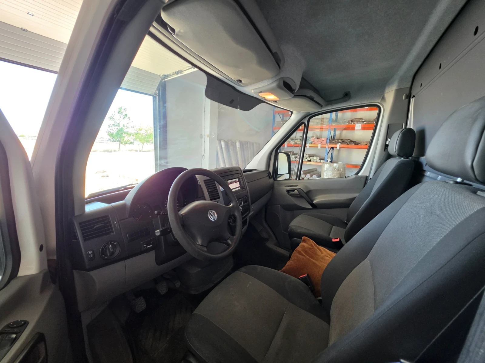 VW Crafter L1H1, снимка 4 - Бусове и автобуси - 54863552