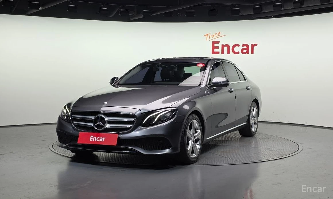 Mercedes-Benz E 200, снимка 1