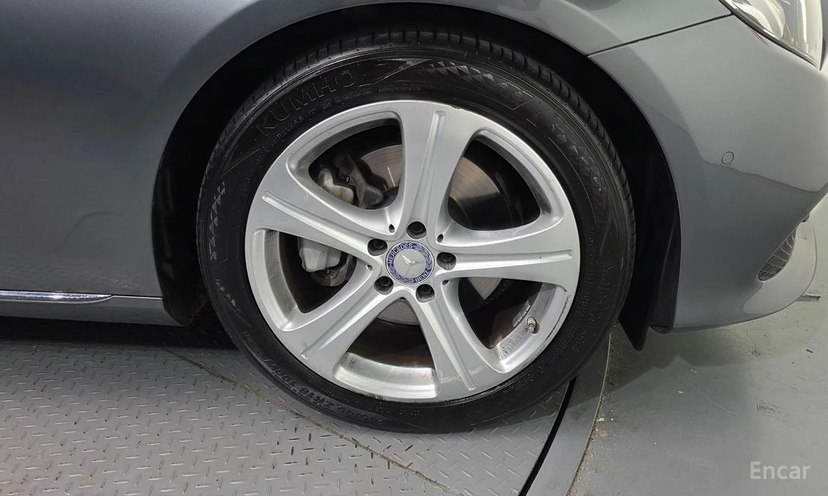 Mercedes-Benz E 200  - изображение 5