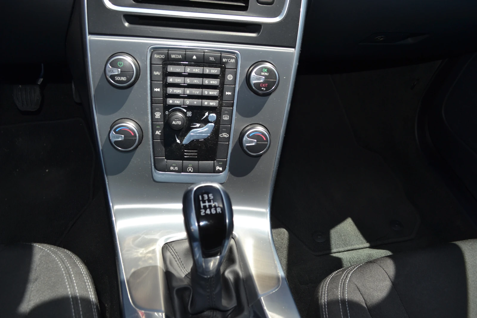 Volvo V60 2.0d-120k.s, снимка 11 - Автомобили и джипове - 54940555