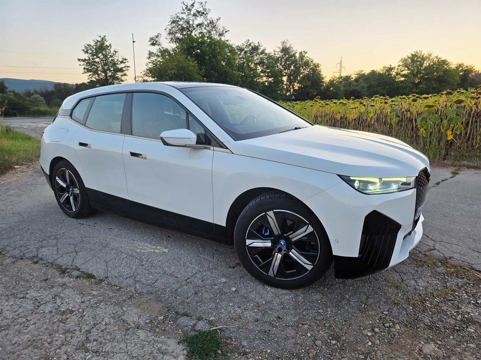 BMW iX Head up/Harman/Skylounge/Laser/Mokka/M Style, снимка 2 - Автомобили и джипове - 55496610