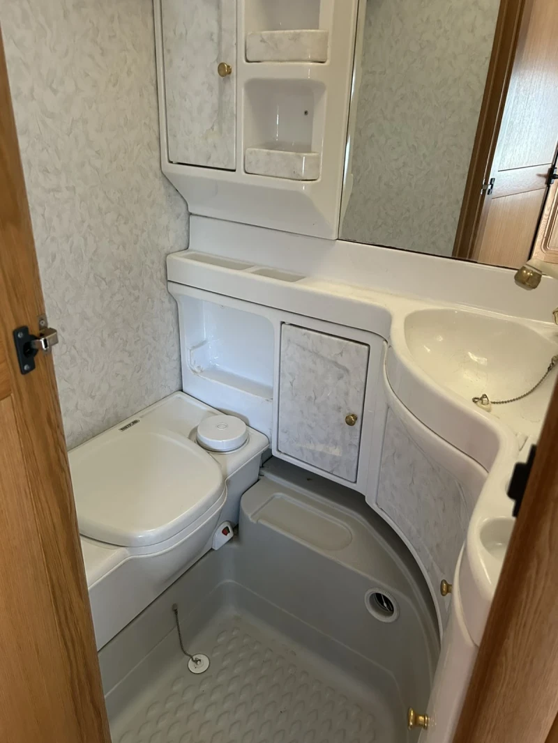 Каравана Hobby LandHaus 750UMF, снимка 11 - Каравани и кемпери - 52481415