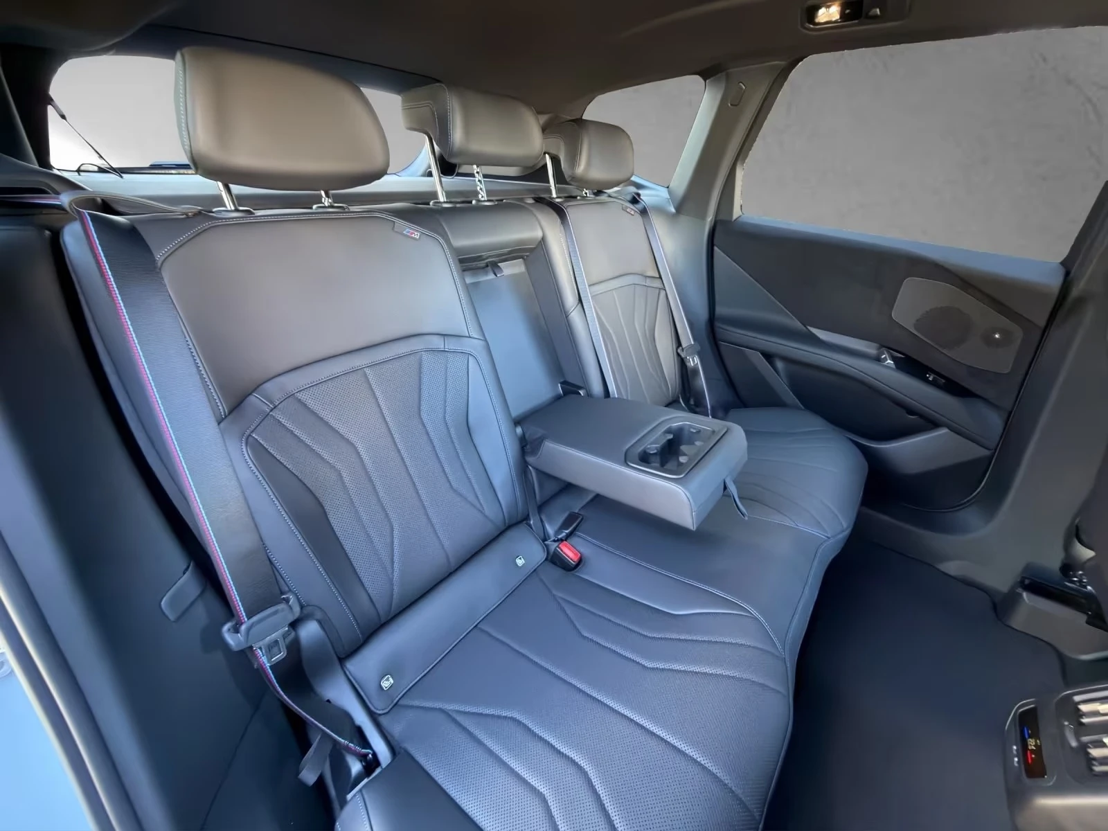 BMW iX3 50/xDrive/NEW MODEL/M-SPORT/ICONIC GLOW/H&K/HEADUP, снимка 17 - Автомобили и джипове - 54042893