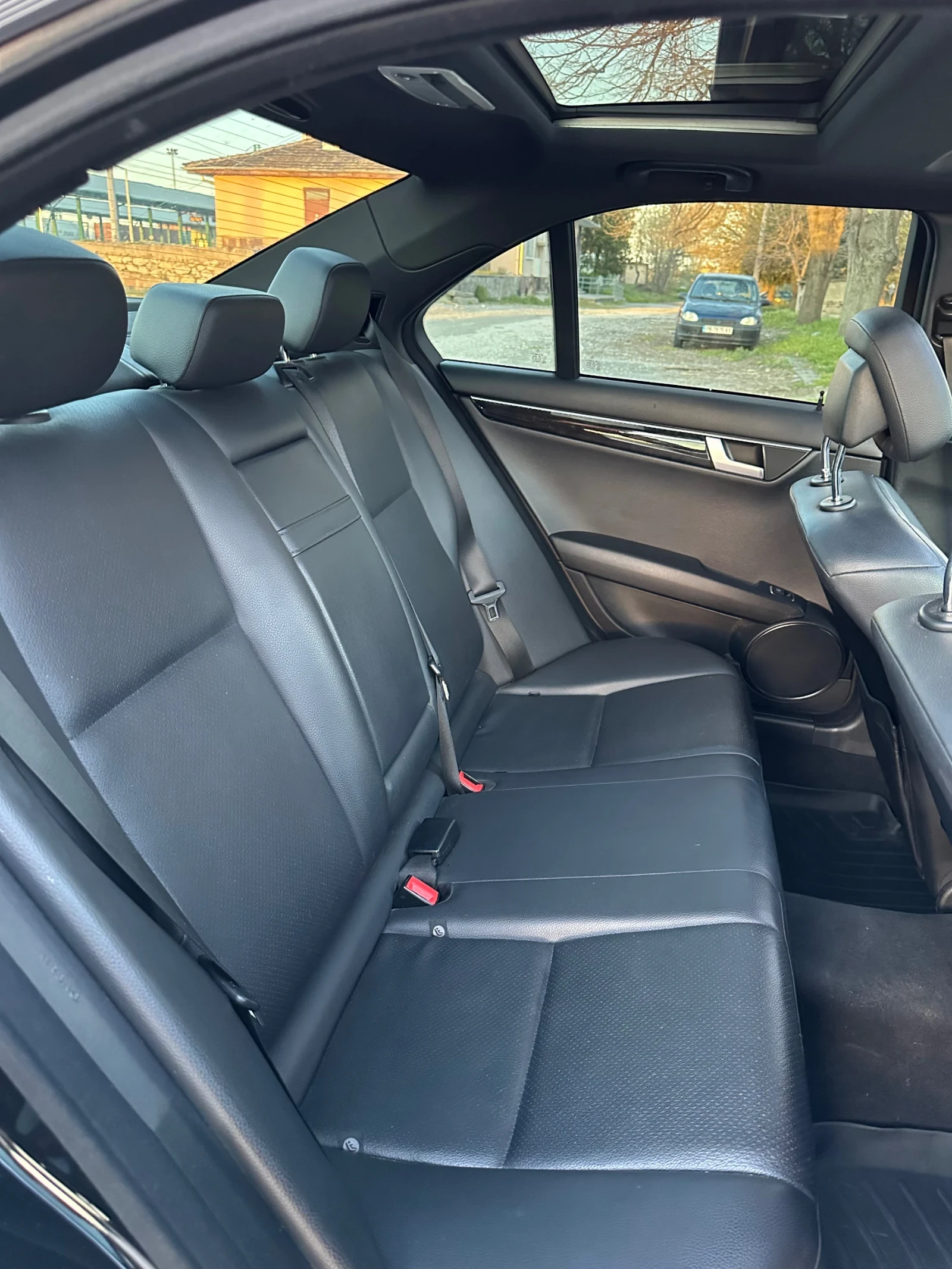 Mercedes-Benz C 350 AMG 4MATIC, снимка 8 - Автомобили и джипове - 54180421