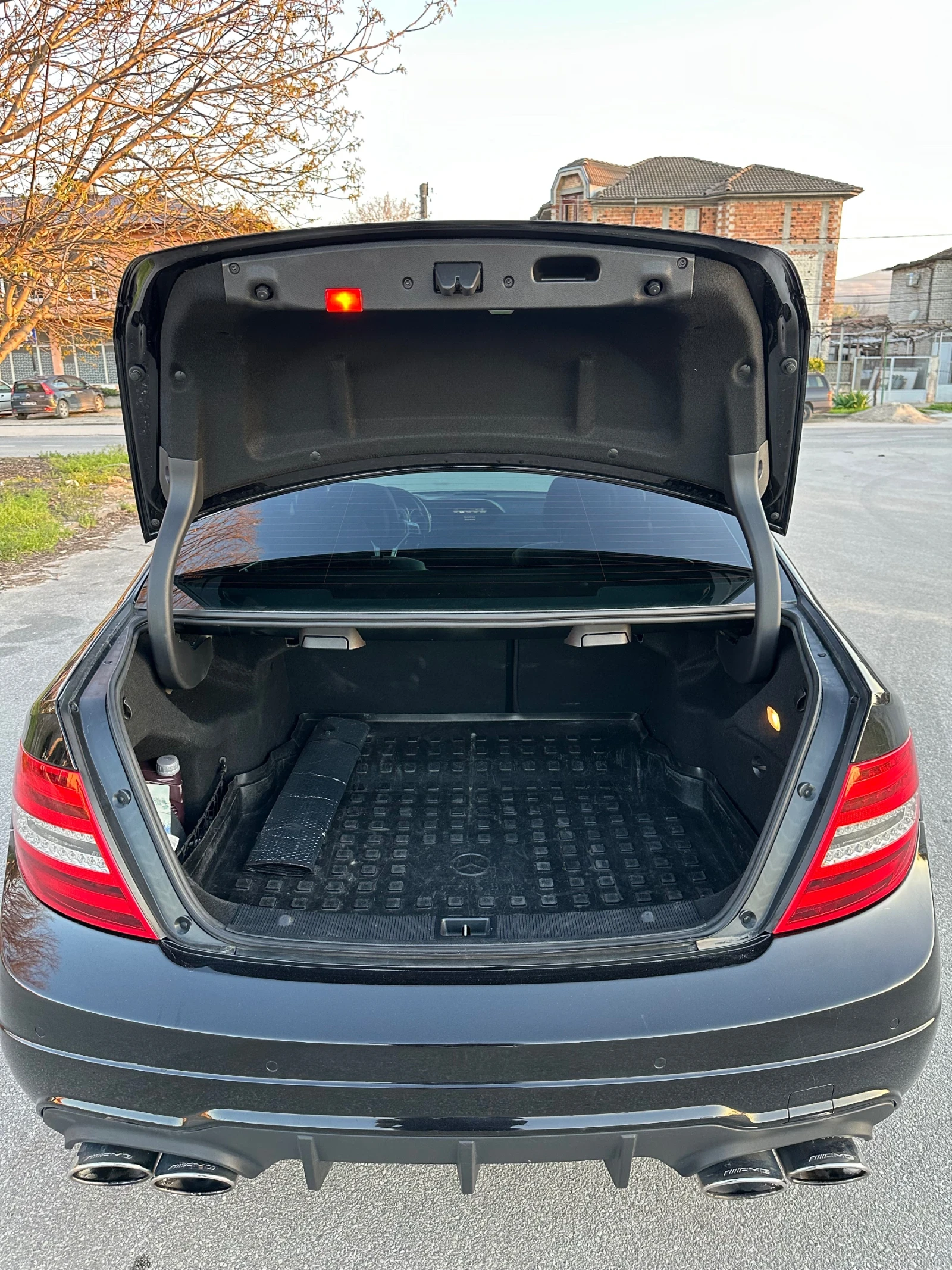 Mercedes-Benz C 350 AMG 4MATIC, снимка 15 - Автомобили и джипове - 54180421