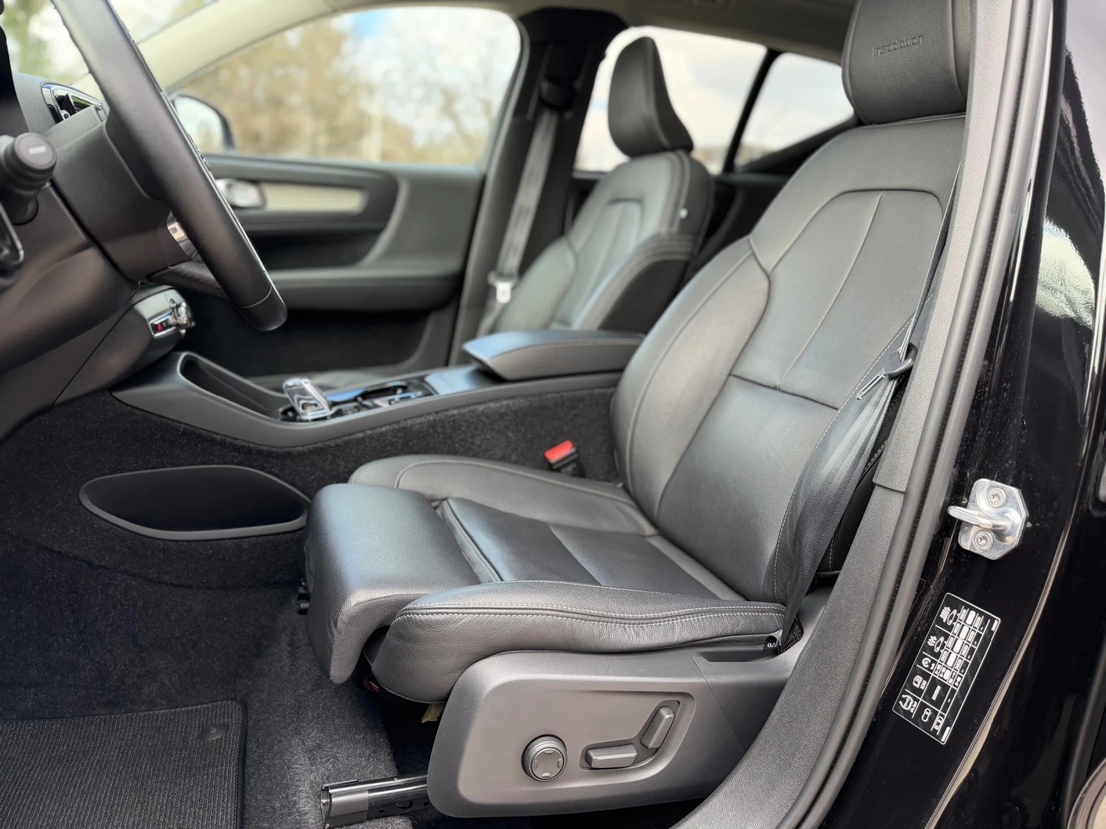 Volvo XC40 T4 AWD Inscription + Швейцария+ , снимка 9 - Автомобили и джипове - 54087309