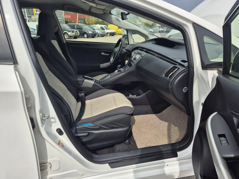 Toyota Prius Хибрид, снимка 13 - Автомобили и джипове - 52515749
