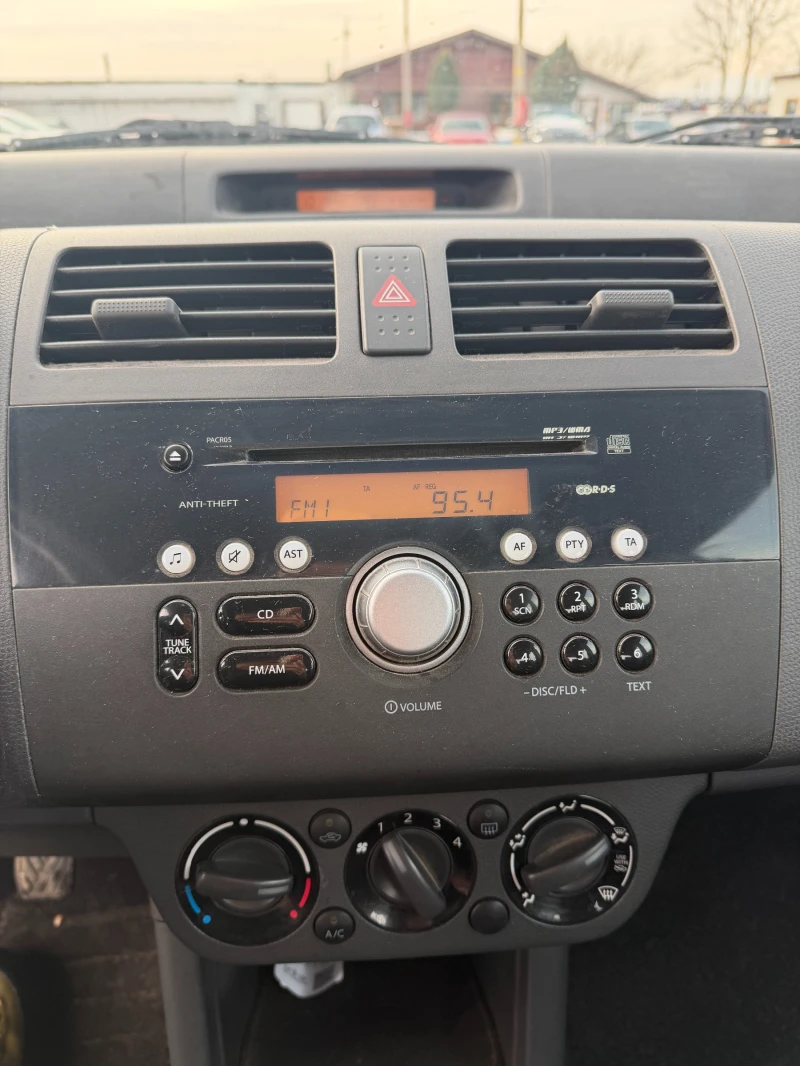 Suzuki Swift 1.3i EURO 4, снимка 12 - Автомобили и джипове - 53354149