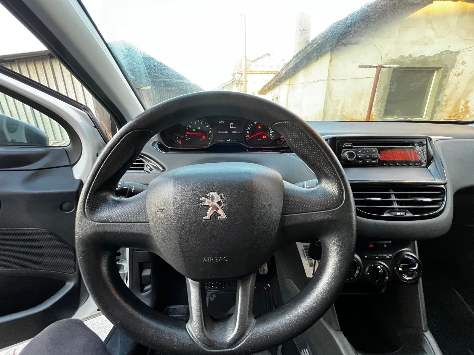 Peugeot 208 1.0I - изображение 6