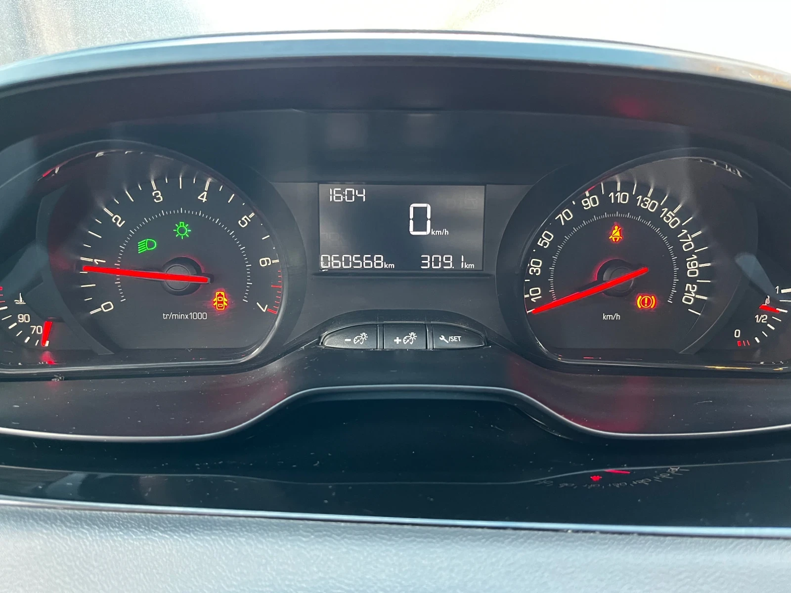 Peugeot 208 1.0I - изображение 8