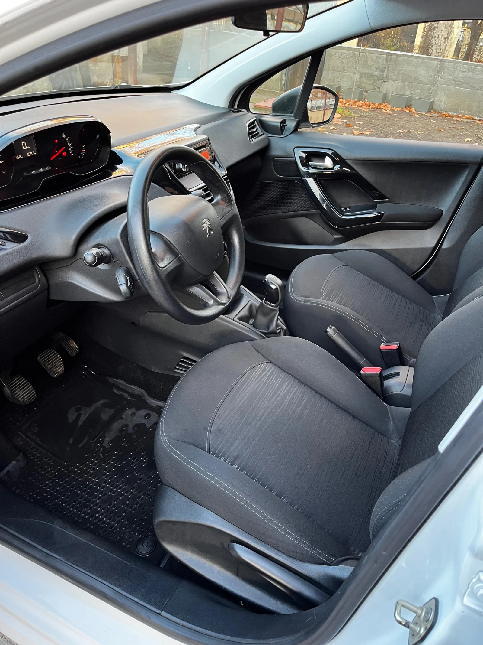 Peugeot 208 1.0I - изображение 4
