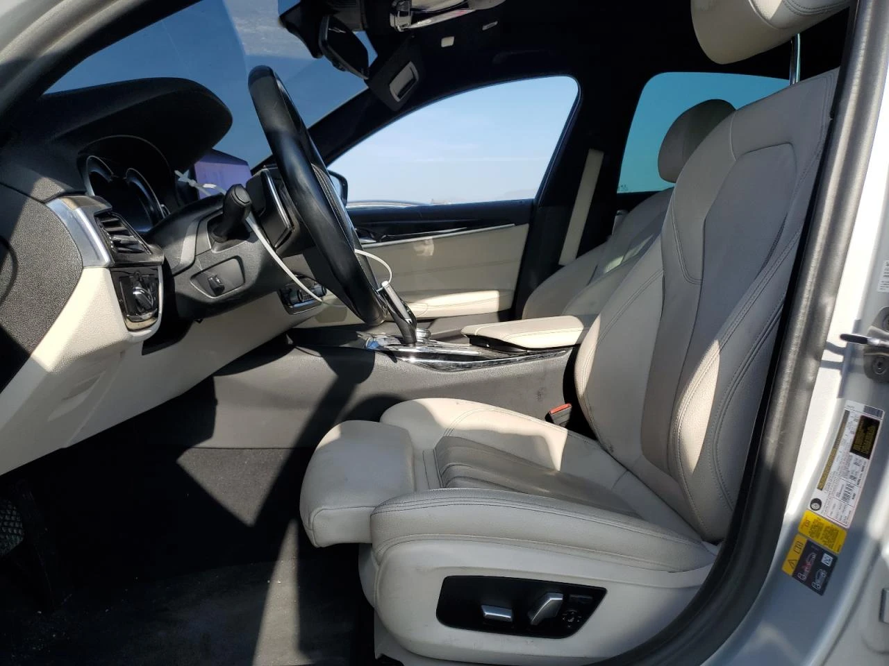 BMW 530E * E-Drive* КОЖА* ПОДГРЕВ* ШИБИДАХ* LED* , снимка 7 - Автомобили и джипове - 53851417