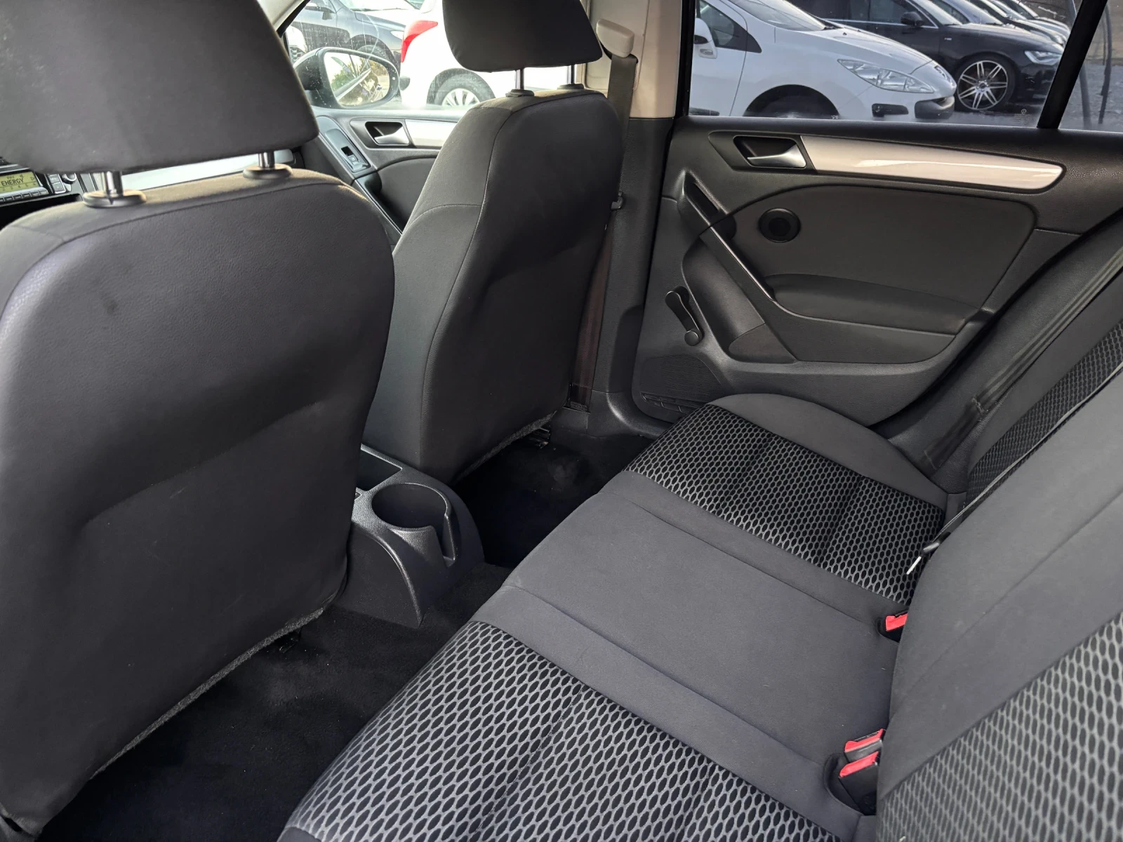 VW Golf VI 1.6 TDI, снимка 10 - Автомобили и джипове - 56310700