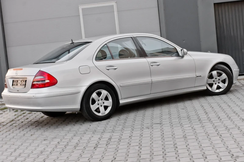 Mercedes-Benz E 220 Avantgarde avtomat , снимка 4 - Автомобили и джипове - 48037658