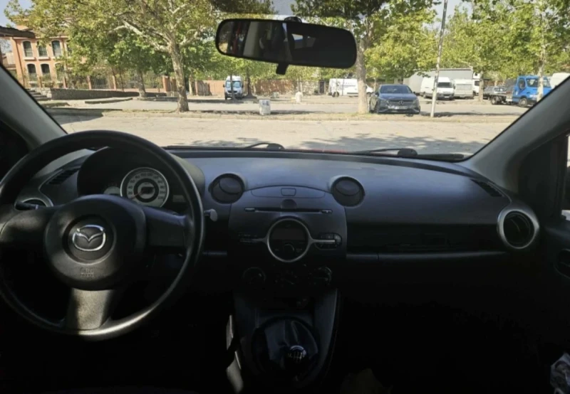 Mazda 2 1.3i, снимка 4 - Автомобили и джипове - 48831707