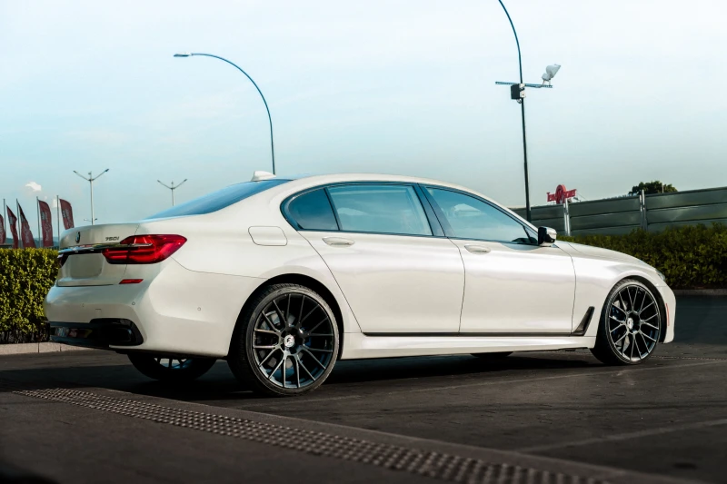 BMW 750 Li, снимка 13 - Автомобили и джипове - 52440236