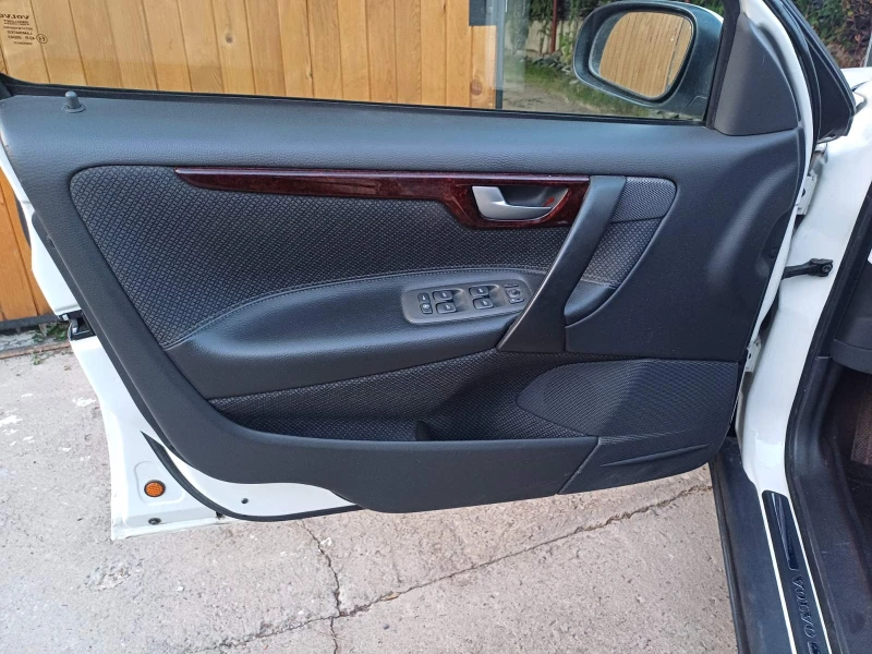 Volvo S60 2.4T, снимка 8 - Автомобили и джипове - 52189668