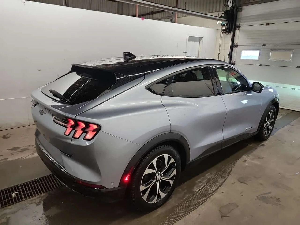 Ford Mustang Mach-E * PREMIUM * CARFAX * ЦЕНА ДО БГ, снимка 3 - Автомобили и джипове - 54080839