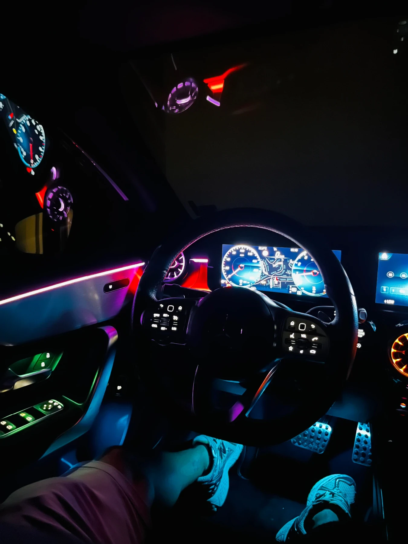 Mercedes-Benz A 200 AMG * MULTIBEAM LED* Panorama, снимка 15 - Автомобили и джипове - 55468870