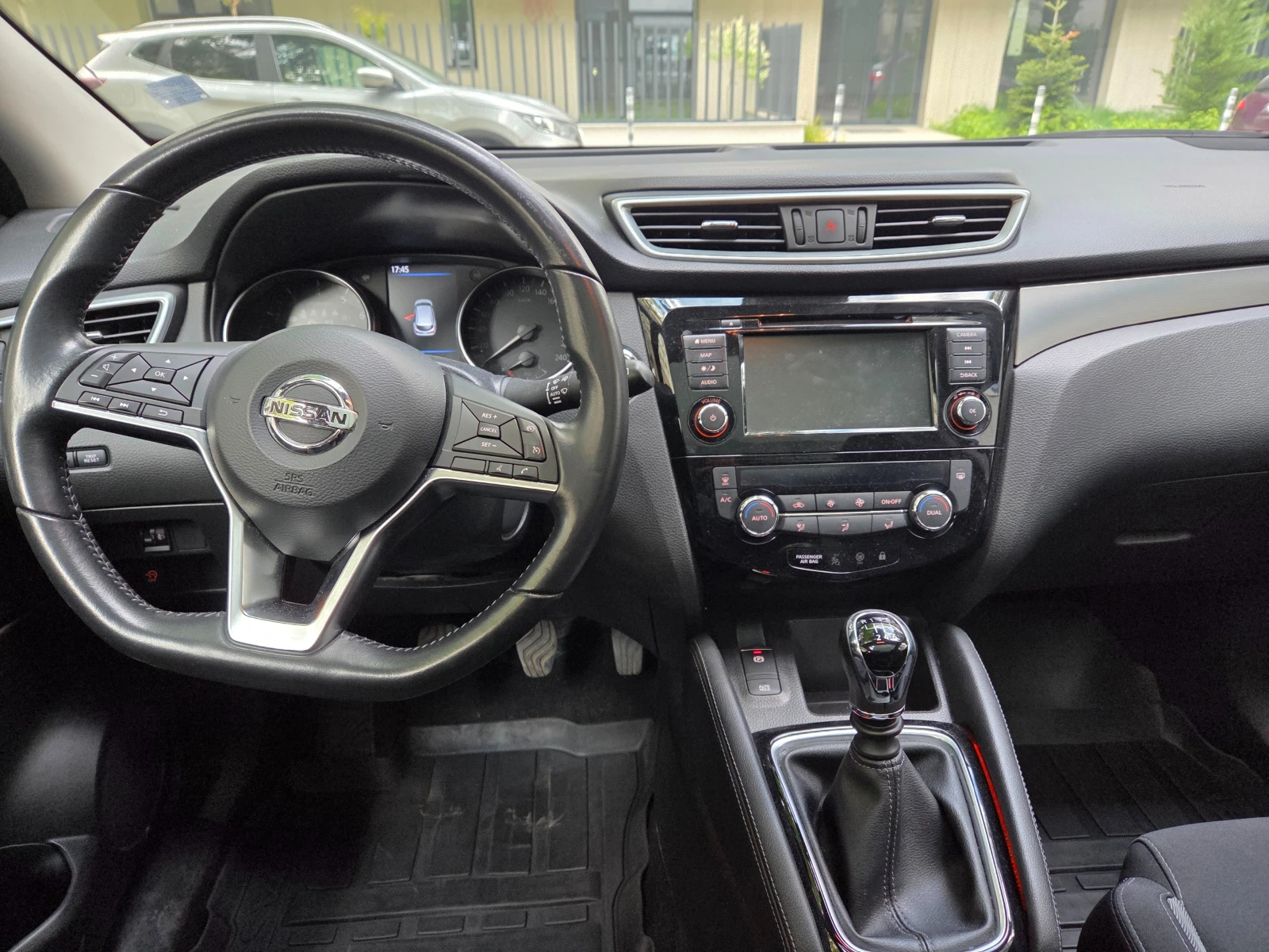 Nissan Qashqai 1.3I, снимка 9 - Автомобили и джипове - 54542909