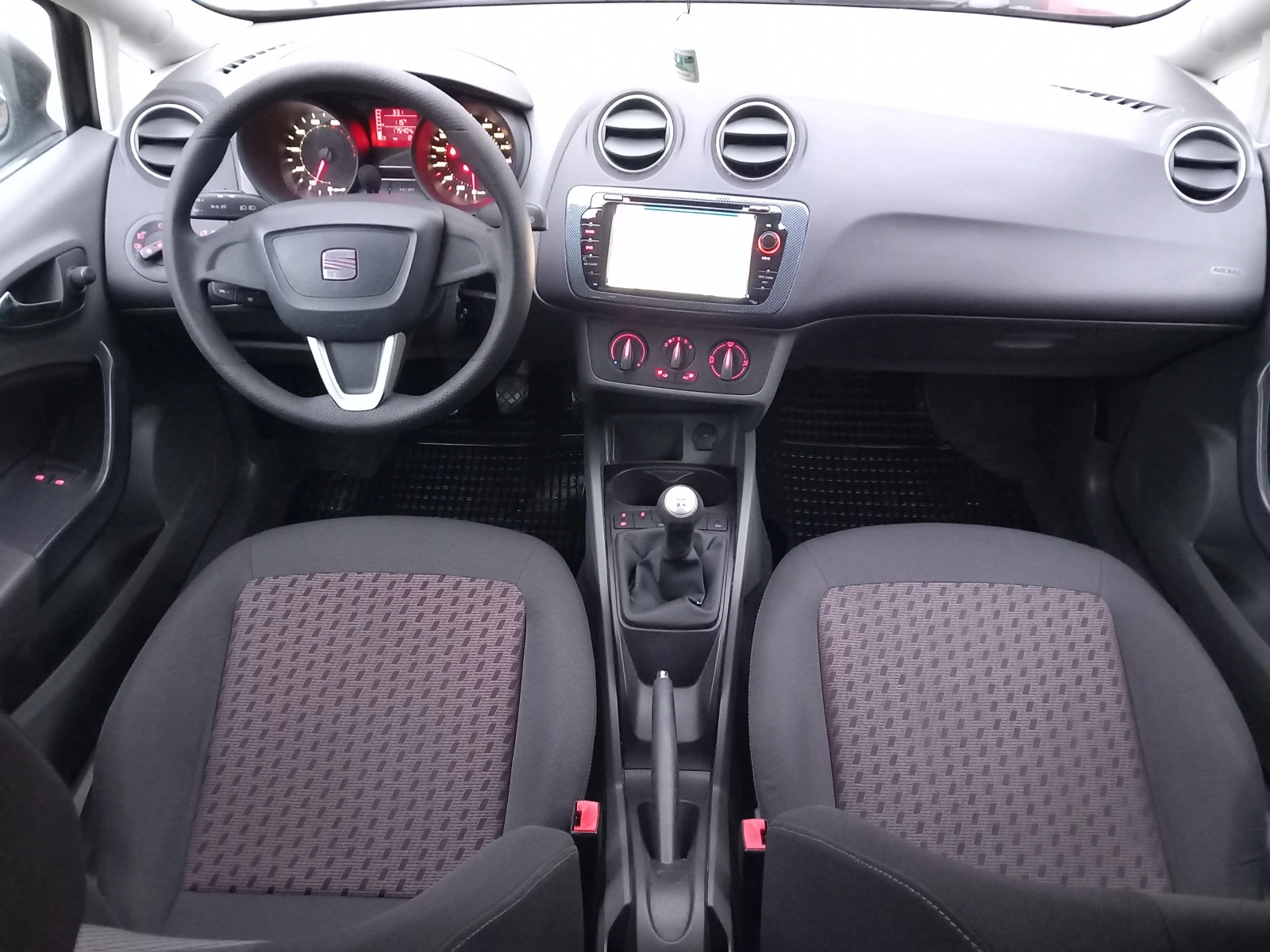 Seat Ibiza 1.4i 86кс Navi - изображение 9