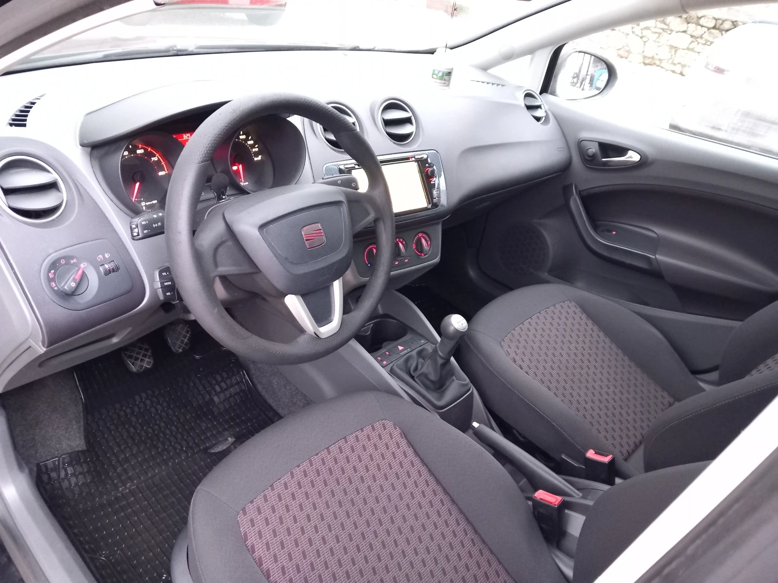 Seat Ibiza 1.4i 86кс Navi - изображение 10