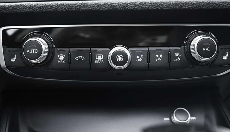 Audi Q3 * quattro Premium * CARFAX * ЦЕНА ДО БГ, снимка 17 - Автомобили и джипове - 53273275