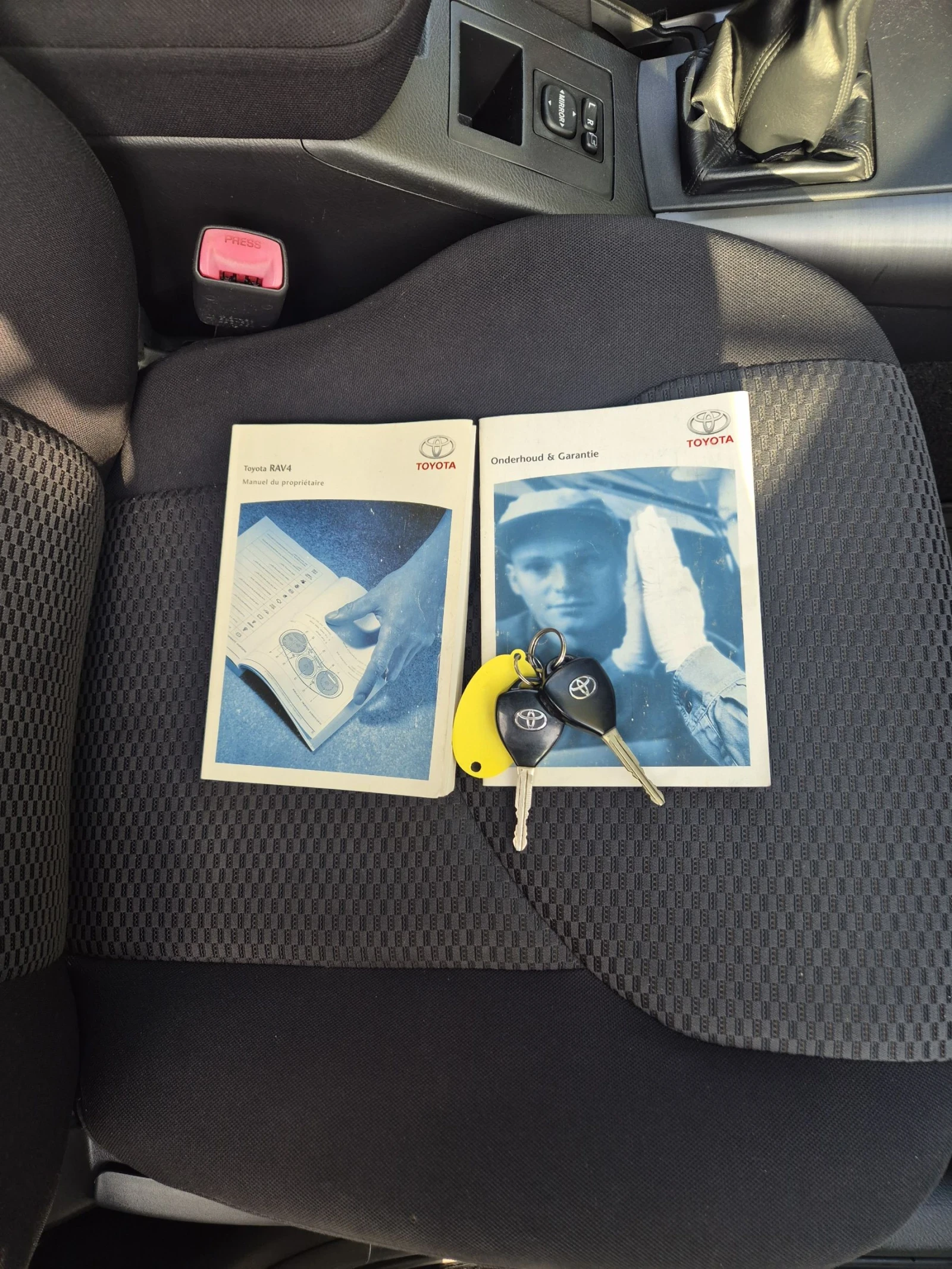 Toyota Rav4 Лек, снимка 14 - Автомобили и джипове - 54255973