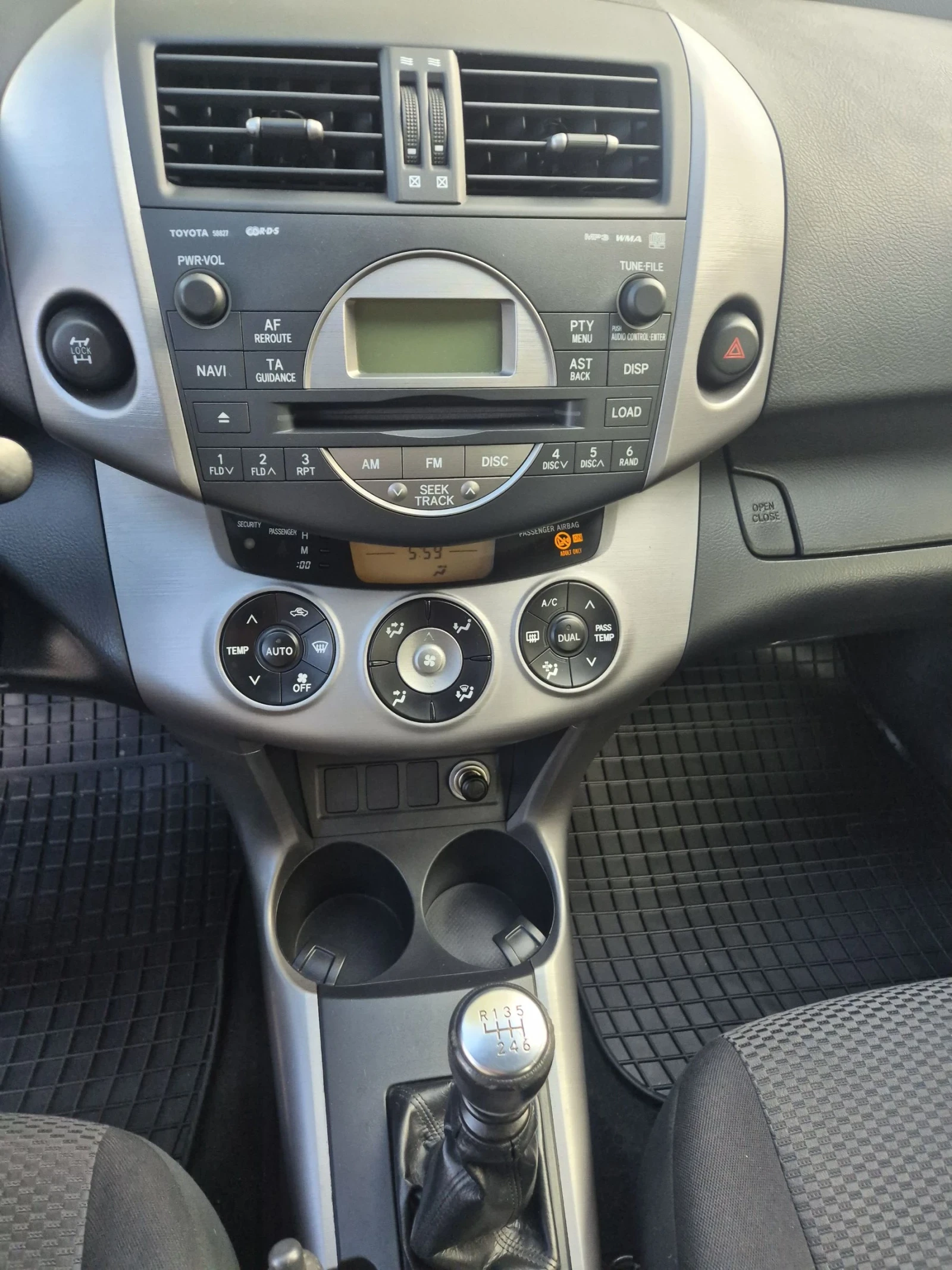 Toyota Rav4 Лек, снимка 12 - Автомобили и джипове - 54255973