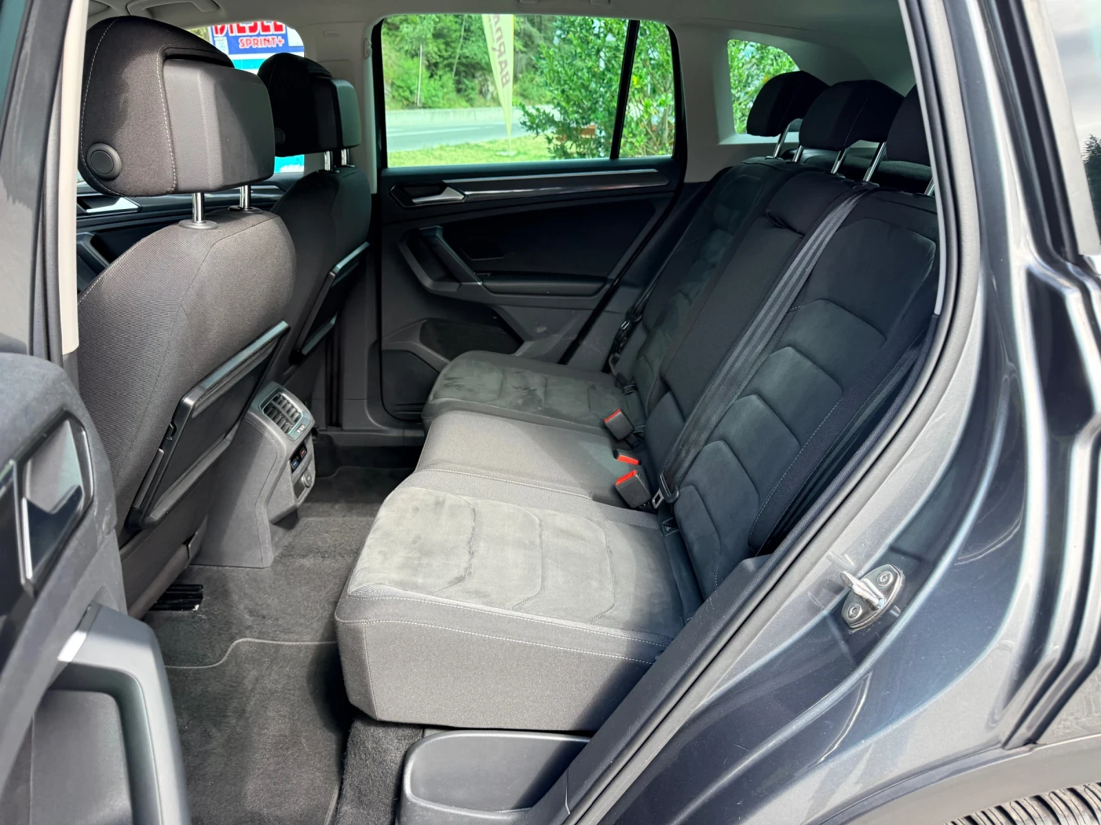 VW Tiguan DIGITAL* 4x4* DISTRONIC* LANE KEEP* ЕЛ.БАГАЖНИК* Т, снимка 7 - Автомобили и джипове - 55684520