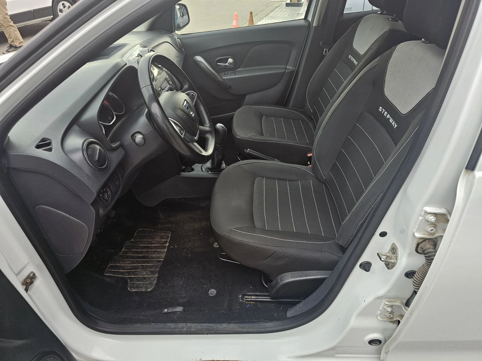 Dacia Sandero 0.9 TCe 90, снимка 9 - Автомобили и джипове - 53986207