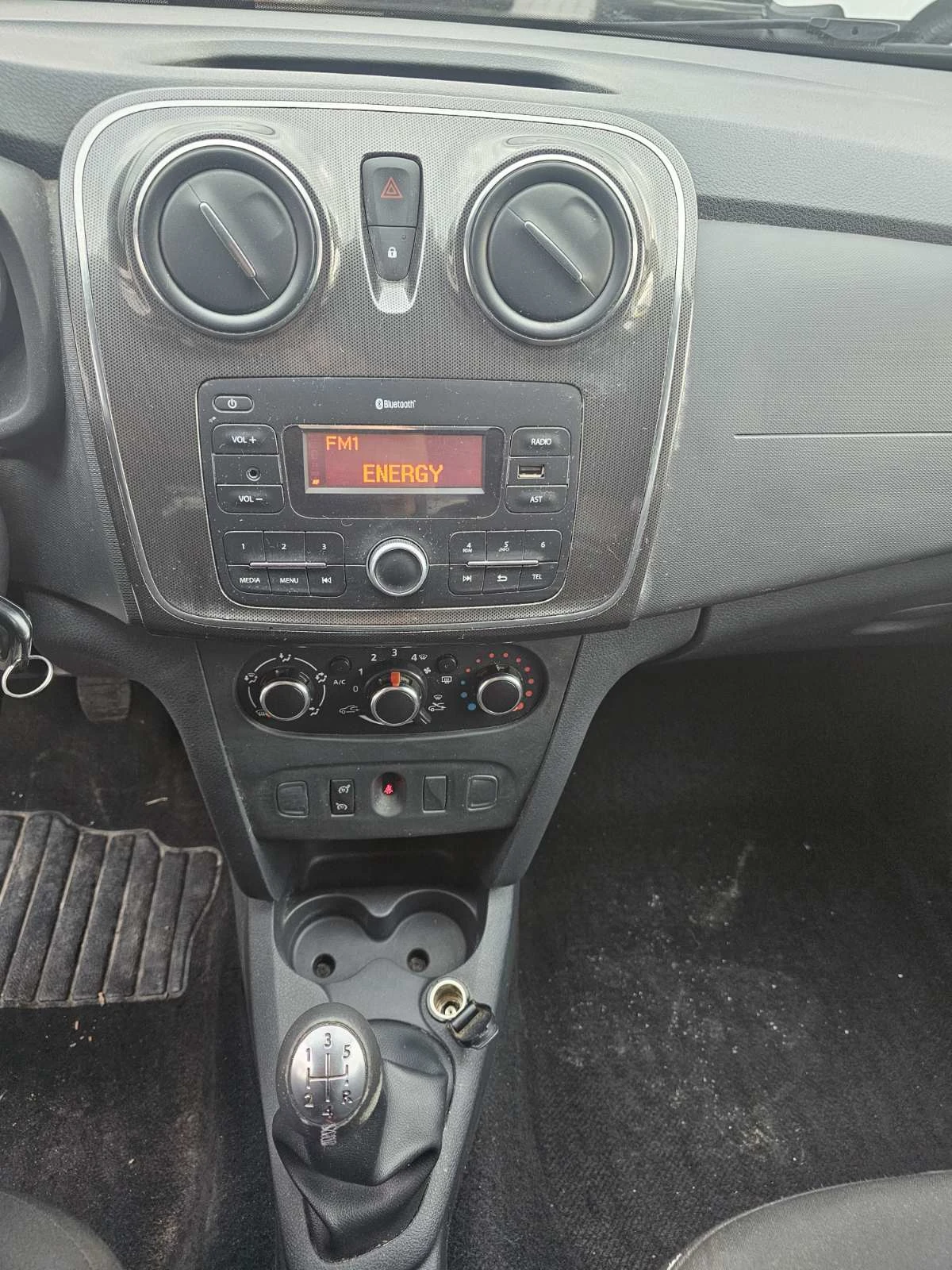 Dacia Sandero 0.9 TCe 90, снимка 8 - Автомобили и джипове - 53986207