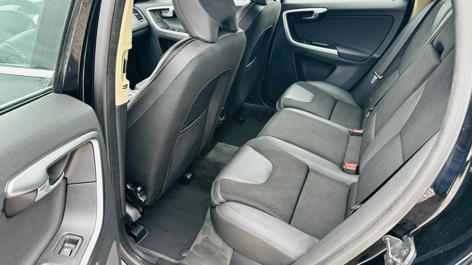 Volvo XC60 2.4d5-автоматик 4х4, снимка 8 - Автомобили и джипове - 54033377