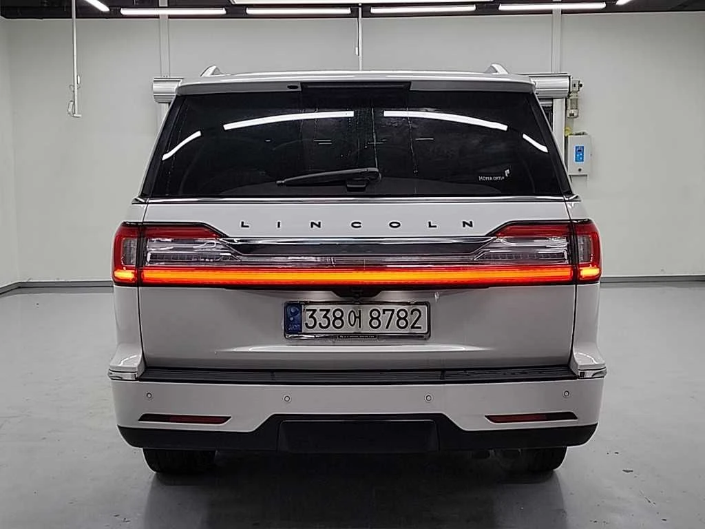 Lincoln Navigator 3.5* BLIND SPOT* МАСАЖ* HUD* 360* ЛЮК* КРАЙНА ЦЕНА, снимка 3 - Автомобили и джипове - 55595189