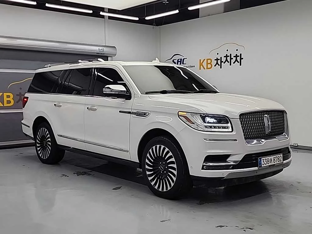 Lincoln Navigator 3.5* BLIND SPOT* МАСАЖ* HUD* 360* ЛЮК* КРАЙНА ЦЕНА, снимка 4 - Автомобили и джипове - 55595189