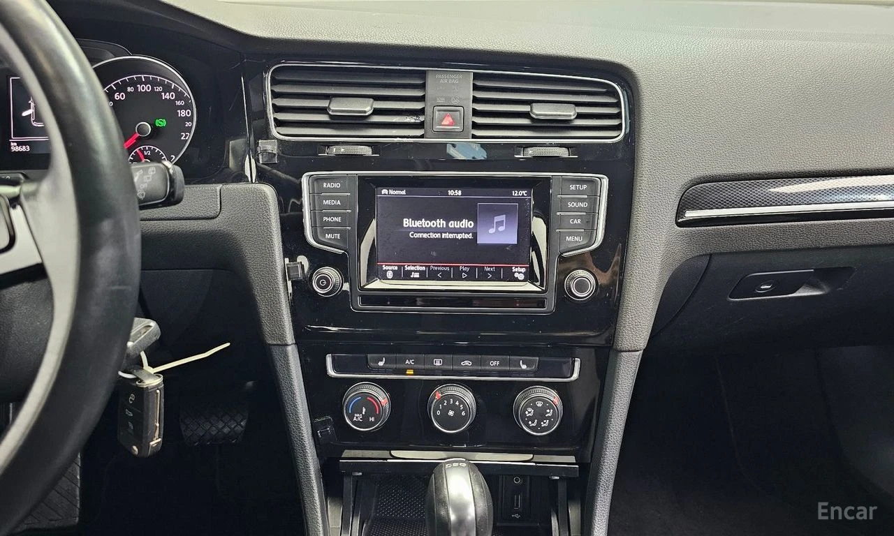 VW Golf * 1.6TDI* DSG* NAVI* ПОДГРЕВ* , снимка 14 - Автомобили и джипове - 54497445