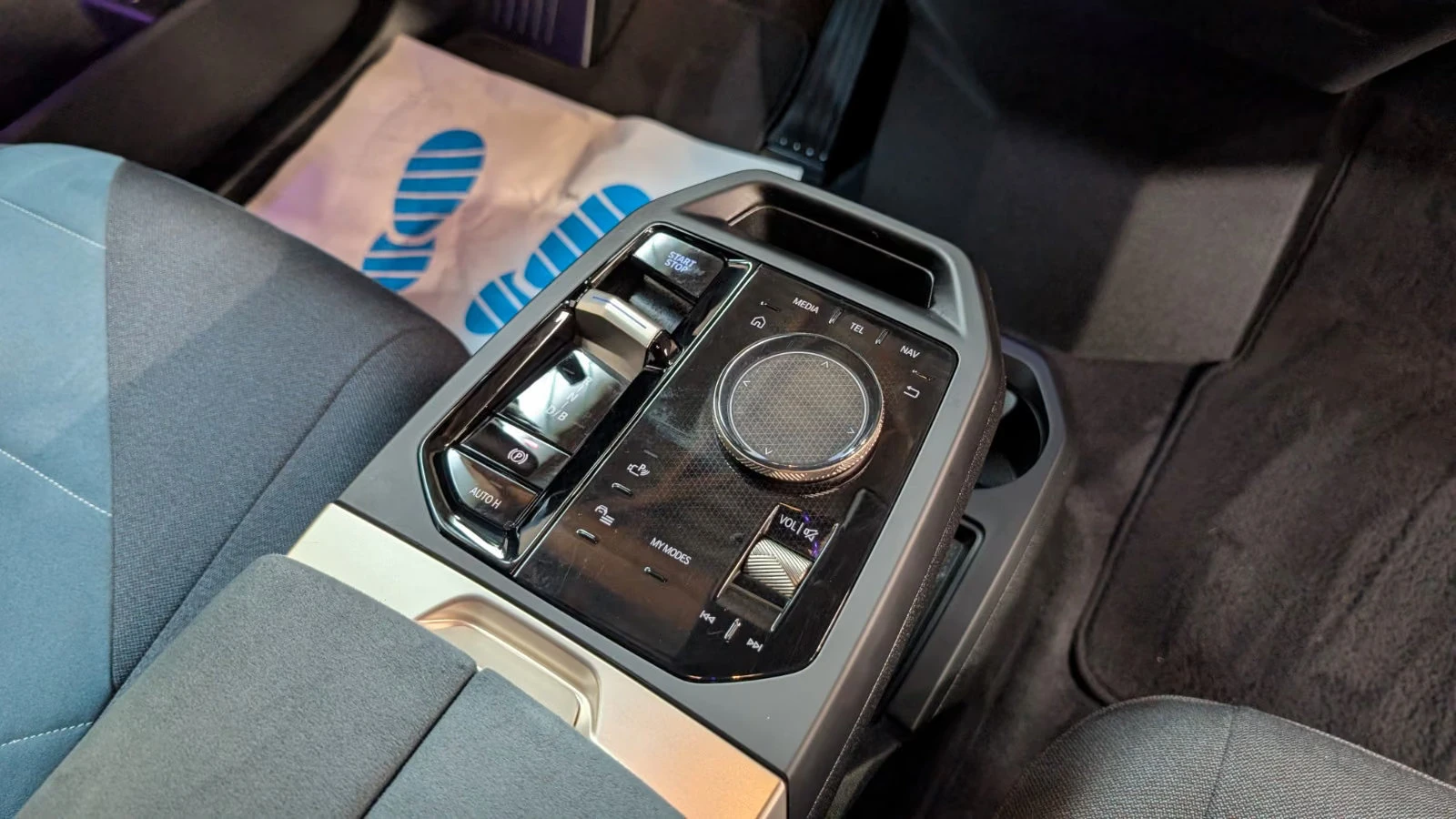 BMW iX 50/523HP/SPORT/PANO/360/SOFT/LASER/ACC/855z, снимка 14 - Автомобили и джипове - 55936881
