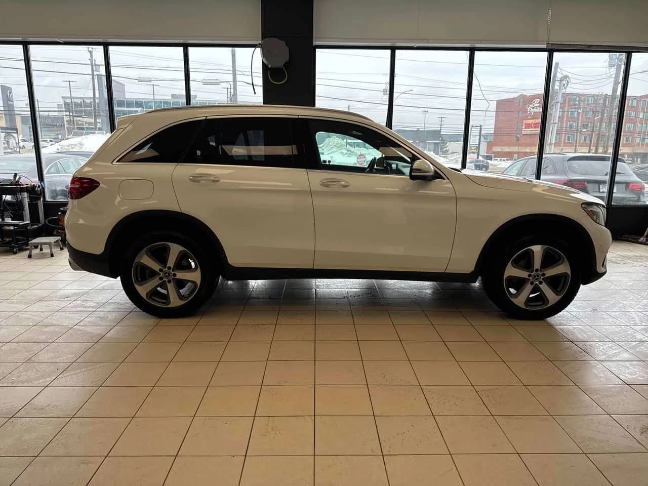 Mercedes-Benz GLC 300 /ПАНОРАМА/360/ПРЕДСТАВИТЕЛСТВО НА MERCEDES, снимка 4 - Автомобили и джипове - 54335426