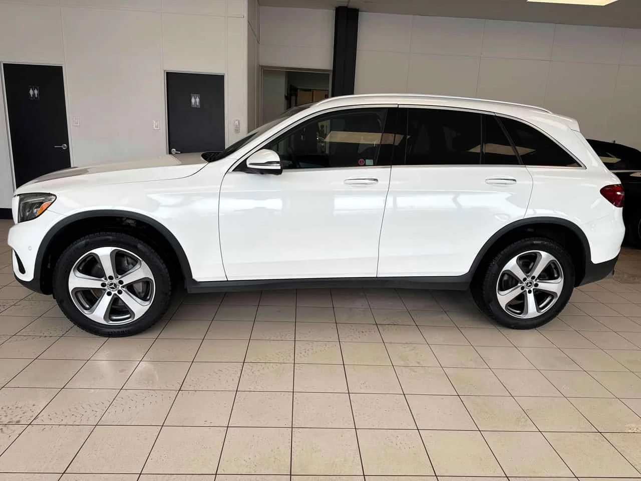 Mercedes-Benz GLC 300 /ПАНОРАМА/360/ПРЕДСТАВИТЕЛСТВО НА MERCEDES, снимка 3 - Автомобили и джипове - 54335426