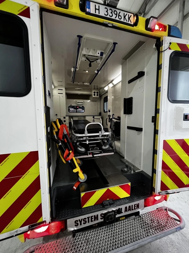 Mercedes-Benz Sprinter 318 ЛИНЕЙКА, снимка 4 - Бусове и автобуси - 51872916