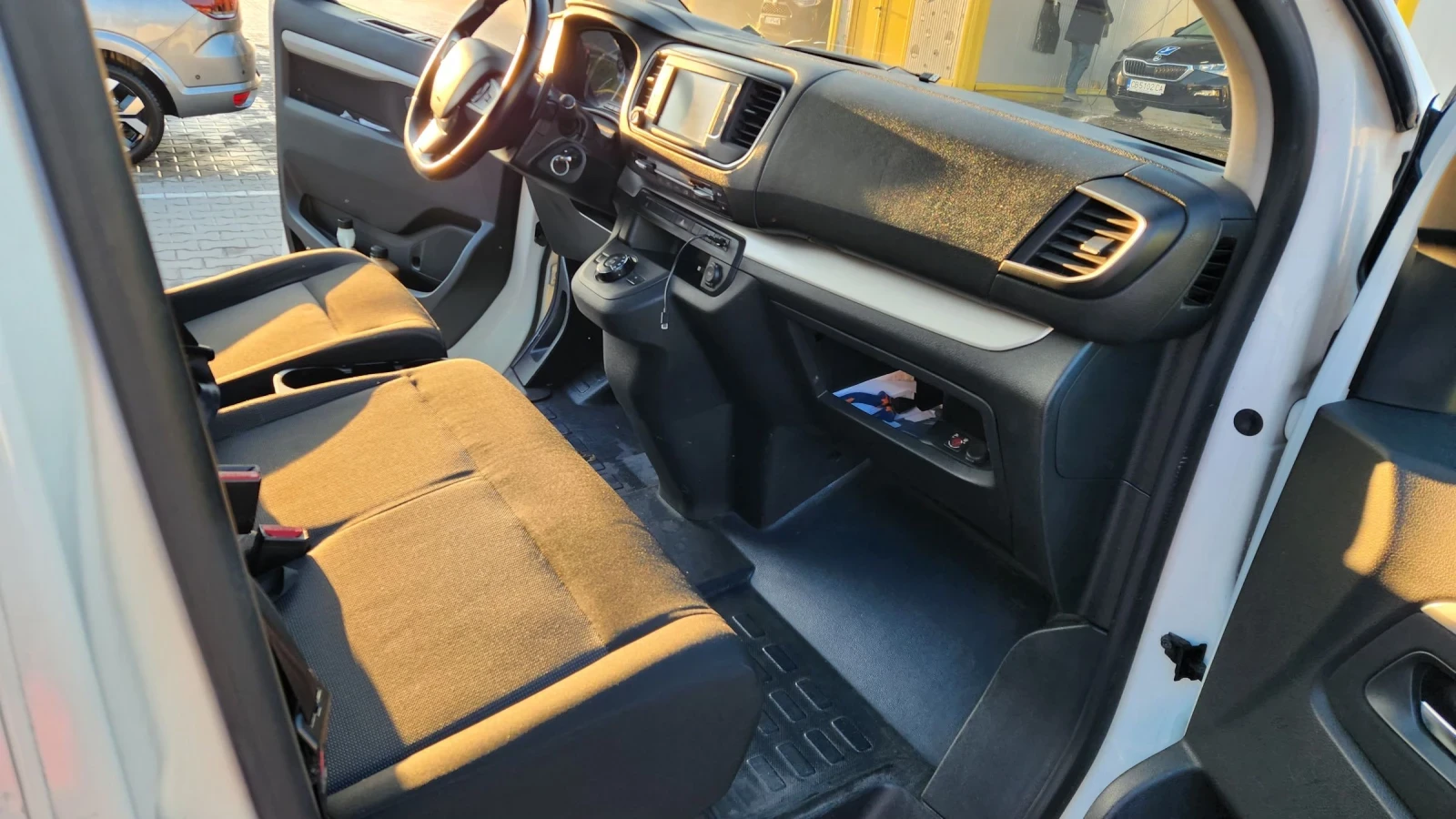 Peugeot Traveller  2.0 BlueHDi  Автомат 180 кс.ЛИЗИНГ 300   НА МЕСЕЦ, снимка 14 - Бусове и автобуси - 53847527