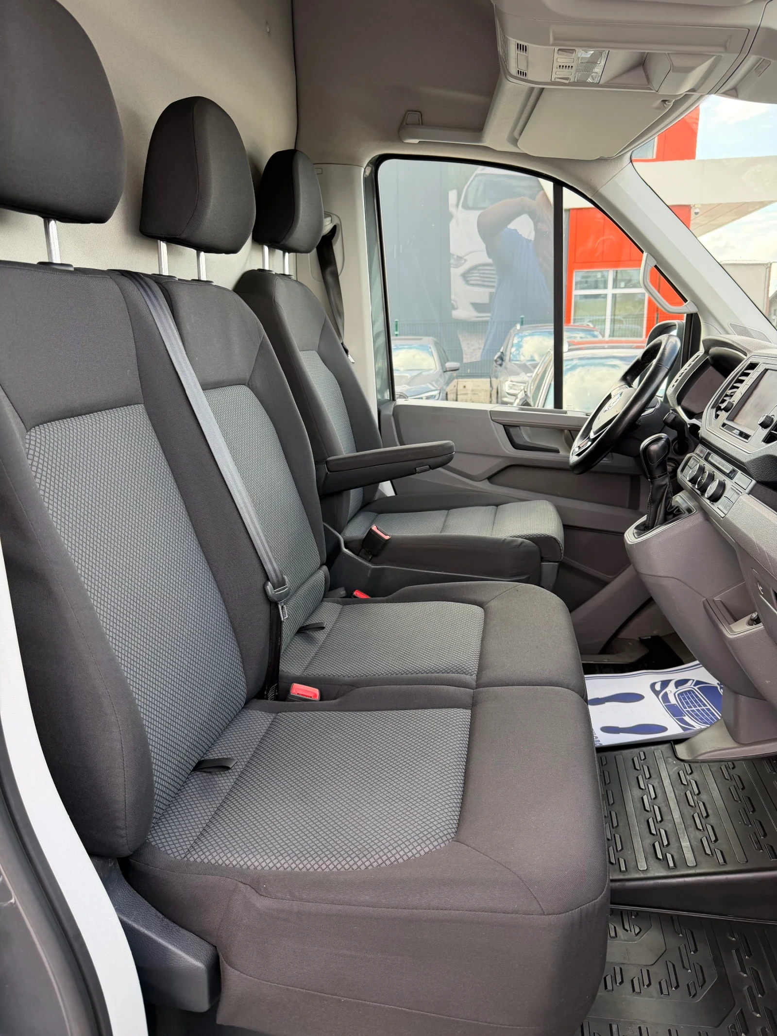 VW Crafter Нов внос от Белгия, снимка 12 - Бусове и автобуси - 54908458