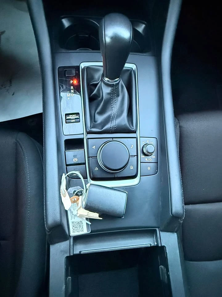 Mazda 3  KEYLESS| LANE ASSIST | ФИКСИРАНА ЦЕНА ДО БЪЛГАРИЯ, снимка 8 - Автомобили и джипове - 55226171